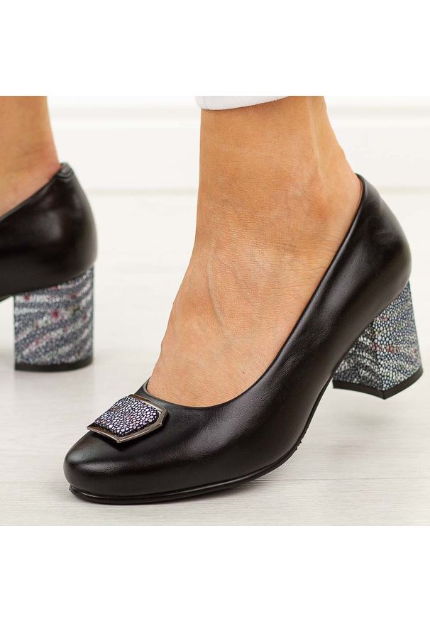 POTOCKI - Czarne skórzane czółenka damskie Potocki 19411. Okazja: na ślub cywilny, na wesele, na imprezę. Nosek buta: okrągły. Kolor: czarny. Szerokość cholewki: normalna. Materiał: skóra. Sezon: wiosna, jesień, lato. Obcas: na obcasie. Styl: elegancki, klasyczny, wizytowy. Wysokość obcasa: średni
