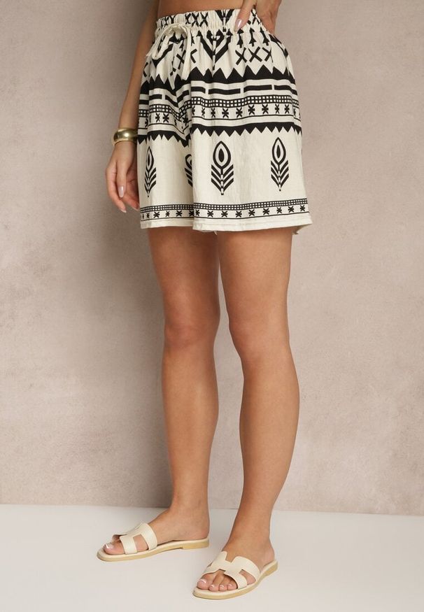 Renee - Czarno-Kremowe Wiskozowe Szorty High Waist ze Wzorem Boho Lunadora. Okazja: na co dzień. Stan: podwyższony. Kolor: czarny. Materiał: wiskoza. Sezon: lato. Styl: boho