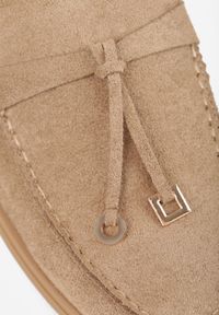 Renee - Ciemnobeżowe Mokasyny VICES Casualowe ze Skórzaną Wkładką i Metalowymi Ozdobami Dinsmore. Okazja: na co dzień. Nosek buta: okrągły. Kolor: beżowy. Materiał: skóra. Wzór: aplikacja. Obcas: na obcasie. Styl: casual. Wysokość obcasa: niski #7