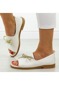 Białe Polskie sandały damskie Suzana Mal. Okazja: na co dzień. Kolor: biały. Materiał: skóra. Wzór: aplikacja. Sezon: wiosna, lato. Styl: casual, elegancki
