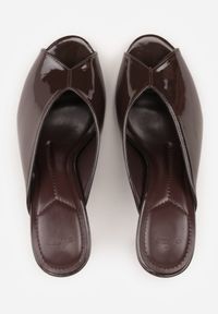 Renee - Brązowe Klapki Peep Toe na Szpilce z Lakierowanym Połyskiem Sharvyra. Nosek buta: otwarty. Kolor: brązowy. Materiał: lakier. Obcas: na szpilce. Wysokość obcasa: średni #8