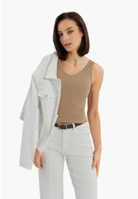 Volcano - Prążkowany top basic T-IDA. Typ kołnierza: dekolt w serek. Materiał: prążkowany. Długość rękawa: na ramiączkach. Wzór: jednolity. Sezon: zima, lato. Styl: klasyczny #1