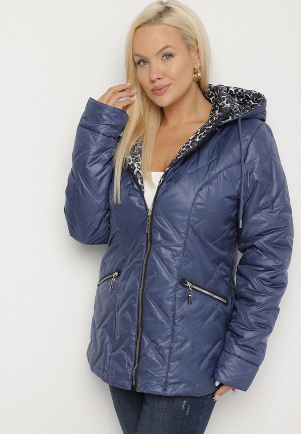 Born2be - Niebieska Pikowana Kurtka z Kapturem i Podszewką w Panterkę Felandre. Okazja: na co dzień, na spacer. Typ kołnierza: kaptur. Kolekcja: plus size. Kolor: niebieski. Materiał: jeans. Wzór: motyw zwierzęcy. Styl: klasyczny, casual