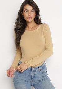 Born2be - Beżowa Bluzka z Elastycznej Bawełny z Okrągłym Dekoltem Zenaida. Okazja: na co dzień. Kolor: beżowy. Materiał: bawełna. Styl: klasyczny, casual, elegancki #5