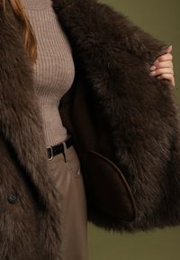 Born2be - Brązowa Dwurzędowa Kurtka Futerko o Fasonie Oversize Asinella. Okazja: na randkę, na spacer, na co dzień. Kolor: brązowy. Materiał: futro. Styl: casual #3