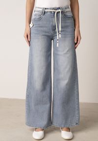 Born2be - Niebieskie Jeansy z Bawełną o Szerokim Kroju z Wysokim Stanem i Sznurkowym Paskiem Ianaia. Okazja: na co dzień. Stan: podwyższony. Kolor: niebieski. Styl: casual, klasyczny #7