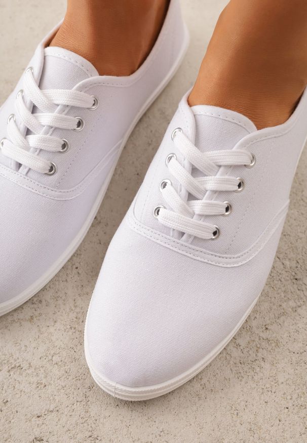 Born2be - Białe Tenisówki na Płaskiej Podeszwie ze Sznurowaniem i Okrągłym Noskiem Ezoma. Wysokość cholewki: przed kostkę. Nosek buta: okrągły. Kolor: biały. Wzór: kropki. Obcas: na płaskiej podeszwie