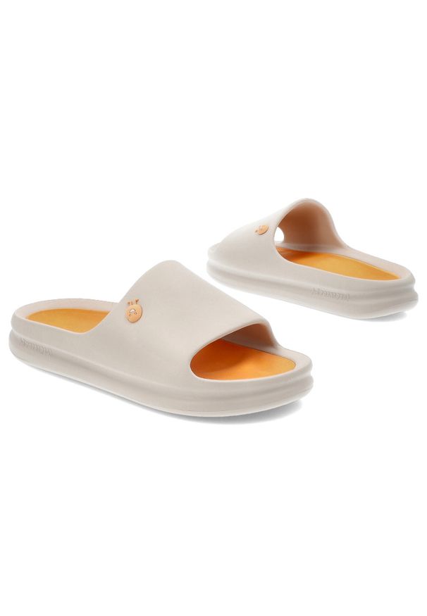 Hot Potatoes by Gioseppo - Beżowe Klapki Damskie Hot Potatoes Z Wymienną Wkładką. Okazja: na co dzień. Kolor: beżowy. Wzór: aplikacja. Sezon: lato. Styl: casual, elegancki