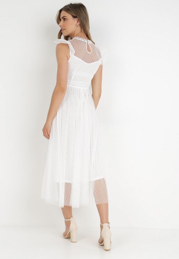 Born2be - Biała Sukienka Clymotis. Typ kołnierza: kołnierzyk stójkowy, kołnierz z falbankami. Kolor: biały. Materiał: koronka. Długość rękawa: bez rękawów. Długość: midi