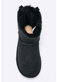 Ugg - UGG obuwie zimowe Mini Bailey Bow II dziecięce kolor czarny. Nosek buta: okrągły. Kolor: czarny. Materiał: wełna. Sezon: zima #3