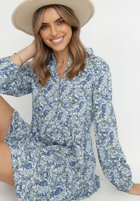 Born2be - Biało-Niebieska Sukienka Caeathe. Kolor: niebieski. Wzór: kwiaty, aplikacja. Typ sukienki: koszulowe. Styl: klasyczny. Długość: mini #1