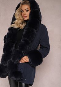 Renee - Granatowa Kurtka Parka ze Ściągaczem i Kapturem z Futerkiem Bellad. Kolor: niebieski. Materiał: futro. Wzór: aplikacja