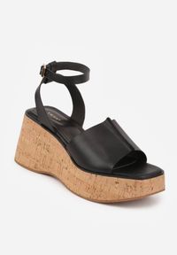 Renee - Czarne Sandały z Klamerką VICES na Koturnie Stylizowanym na Drewniany Lynnoris. Okazja: na imprezę, na co dzień. Zapięcie: pasek. Kolor: czarny. Sezon: lato. Obcas: na koturnie. Styl: boho, casual #7