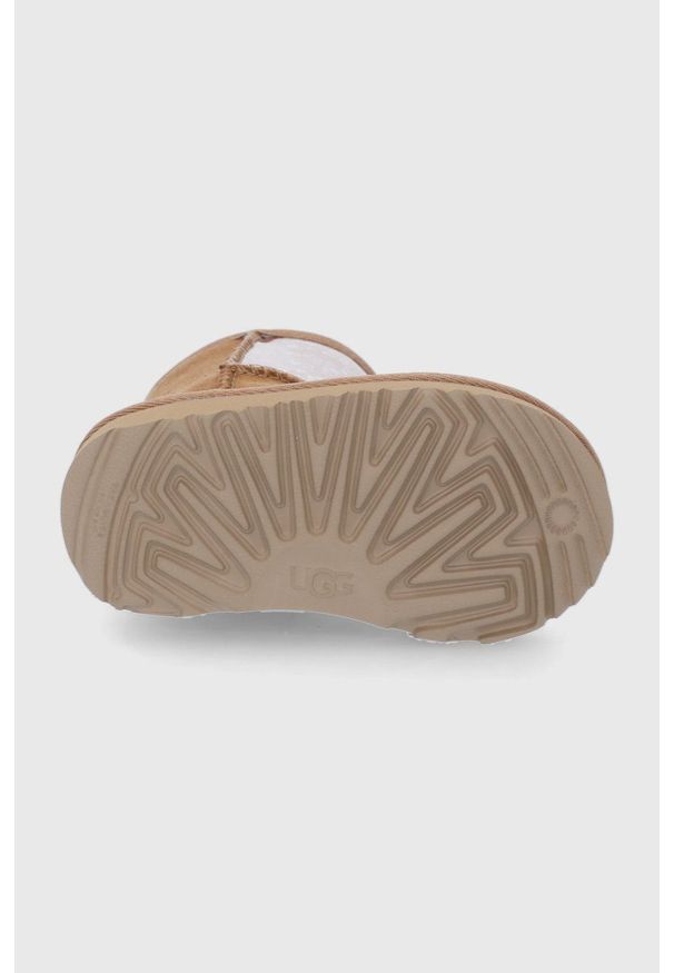 Ugg - UGG śniegowce zamszowe dziecięce Classic II Clear Glitter kolor brązowy. Nosek buta: okrągły. Kolor: brązowy. Materiał: zamsz