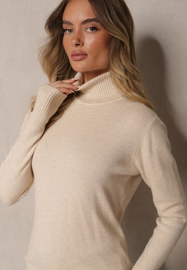 Renee - Beżowy Golf Sweter o Dopasowanym Kroju z Kaszmirem Zairith. Okazja: na co dzień, do pracy, na spacer, na spotkanie biznesowe. Typ kołnierza: golf. Kolor: beżowy. Materiał: kaszmir. Wzór: aplikacja. Styl: casual, elegancki, biznesowy, klasyczny