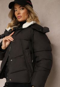 Renee - Czarna Pikowana Kurtka z Kapturem z Możliwością Odpięcia Etineira. Typ kołnierza: kaptur. Kolor: czarny. Materiał: jeans. Wzór: aplikacja. Styl: sportowy, klasyczny, elegancki #3
