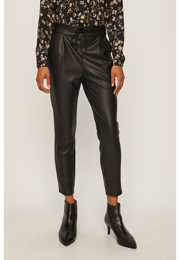 Vero Moda - Spodnie. Kolor: czarny. Materiał: tkanina, materiał, skóra, elastan. Wzór: gładki