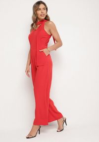 Born2be - Czerwony Kombinezon Bez Rękawów z Ozdobnym Wiązaniem i Szerokimi Nogawkami Silarine. Okazja: na co dzień. Kolor: czerwony. Materiał: jeans. Długość rękawa: bez rękawów. Styl: casual, elegancki, sportowy, klasyczny #6