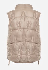 Renee - Ciemnobeżowa Kamizelka Pikowana Ozdobiona Troczkami i Stójką Terinora. Okazja: na co dzień. Typ kołnierza: kołnierzyk stójkowy. Kolor: beżowy. Materiał: jeans. Wzór: aplikacja. Styl: casual, elegancki #2