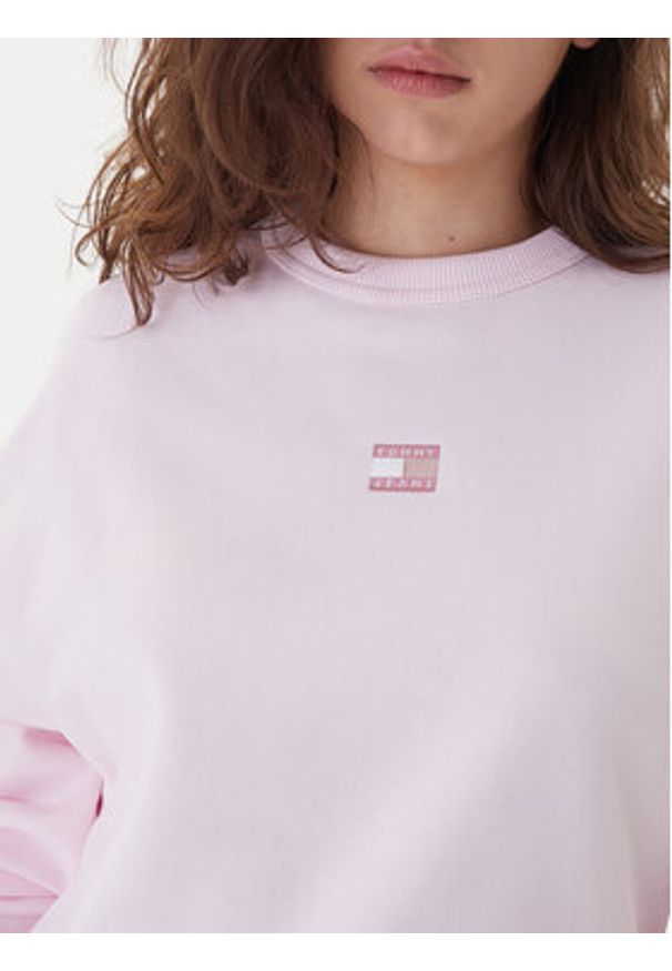 Tommy Jeans Bluza Badge DW0DW17325 Różowy Regular Fit. Kolor: różowy. Materiał: bawełna