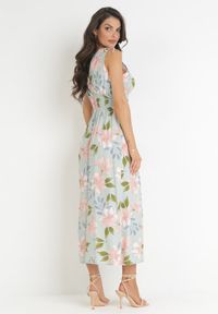 Born2be - Jasnozielona Sukienka Maxi z Gumką w Pasie i Kopertowym Dekoltem w Kwiaty Shreya. Kolor: zielony. Wzór: kwiaty. Typ sukienki: kopertowe. Długość: maxi