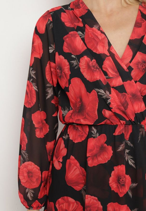 Born2be - Czerwona Kopertowa Sukienka w Kwiaty z Gumką w Talii i Asymetrycznym Dołem Neladi. Okazja: na spotkanie biznesowe, na co dzień. Typ kołnierza: dekolt w kształcie V. Kolor: czerwony. Wzór: kwiaty. Typ sukienki: asymetryczne, kopertowe. Styl: elegancki, biznesowy, klasyczny, casual