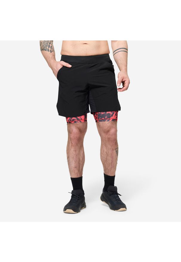 DOMYOS - Spodenki fitness cardio męskie Domyos 2 w 1. Kolor: czarny, czerwony, wielokolorowy. Materiał: poliester, elastan, materiał. Długość: krótkie. Sport: fitness