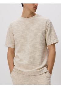 Reserved - Strukturalny t-shirt relaxed fit - beżowy. Kolor: beżowy. Materiał: bawełna, dzianina