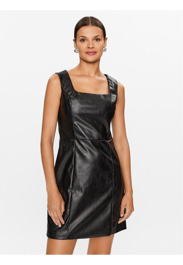 Glamorous Sukienka z imitacji skóry TM0685 Czarny Regular Fit. Kolor: czarny. Materiał: skóra