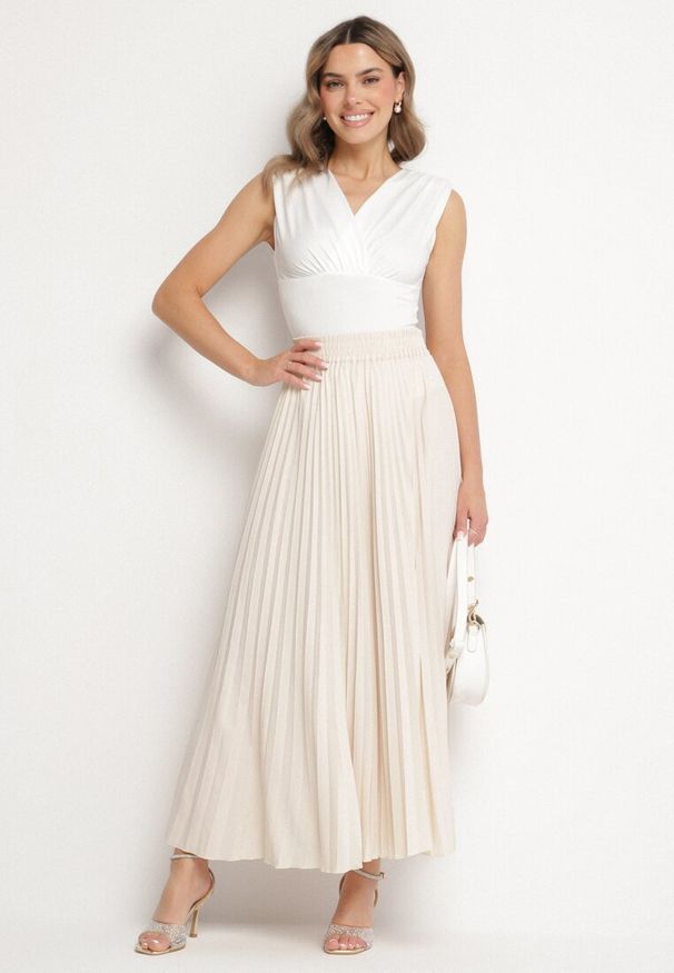 Born2be - Jasnobeżowa Spódnica Plisowana o Rozkloszowanym Kroju z Gumką w Talii Sarlimi. Okazja: do pracy, na co dzień, na spotkanie biznesowe. Kolor: beżowy. Styl: casual, elegancki, biznesowy