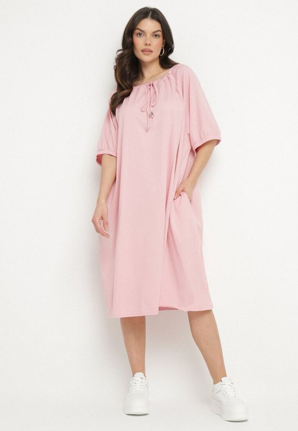 Born2be - Różowa Pudełkowa Sukienka z Bawełny Ozdobiona Guzikami Amovella. Okazja: na co dzień. Kolor: różowy. Materiał: bawełna. Wzór: aplikacja. Styl: klasyczny, casual, elegancki