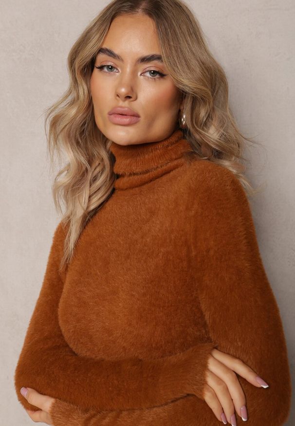 Renee - Brązowy Dopasowany Golf z Wełną i Ściągaczami Pacienche. Typ kołnierza: golf. Kolor: brązowy. Materiał: wełna. Wzór: jednolity