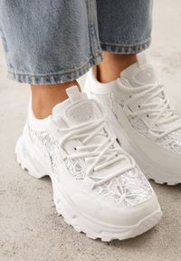 Born2be - Białe Sneakersy na Grubej Podeszwie z Koronkowymi Wstawkami i Cyrkoniami Sephialle. Okazja: na spacer, na co dzień. Kolor: biały. Materiał: koronka. Wzór: haft. Sport: turystyka piesza #9