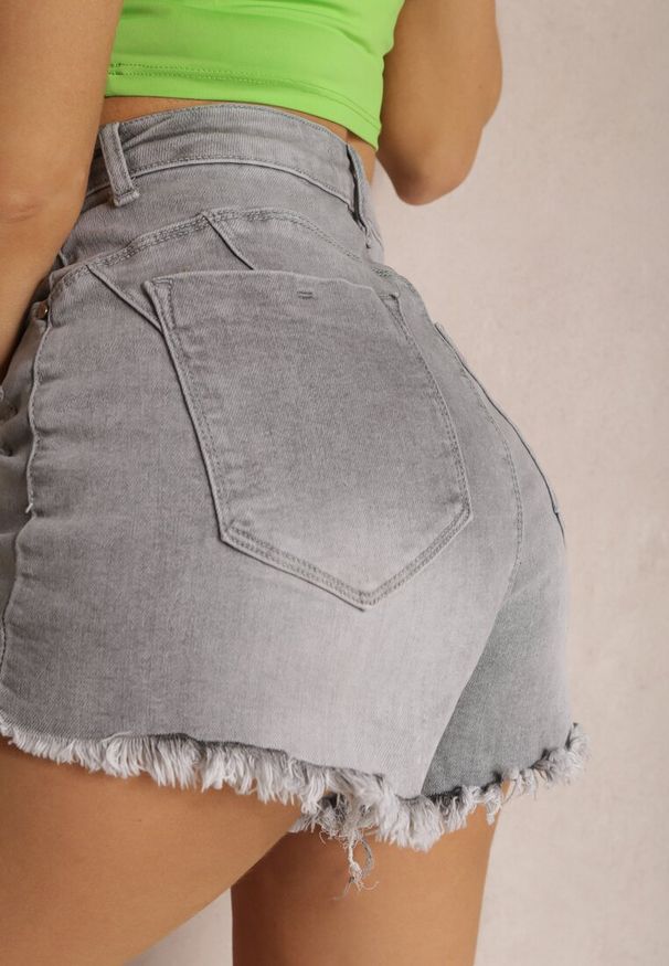 Renee - Ciemnoszare Szorty Phenehe. Stan: podwyższony. Kolor: szary. Materiał: jeans. Wzór: aplikacja
