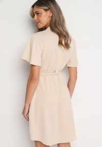 Born2be - Beżowa Sukienka Trapezowa z Koszulową Górą i Materiałowym Paskiem w Talii Vikiiona. Okazja: na spotkanie biznesowe. Typ kołnierza: dekolt w kształcie V. Kolor: beżowy. Materiał: materiał. Długość rękawa: krótki rękaw. Typ sukienki: koszulowe, trapezowe. Styl: biznesowy #7