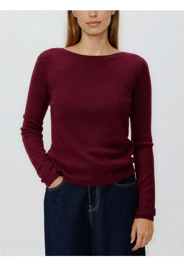 Reserved - Sweter z błyszczącą aplikacją - bordowy. Kolor: czerwony. Materiał: dzianina, wełna. Wzór: aplikacja