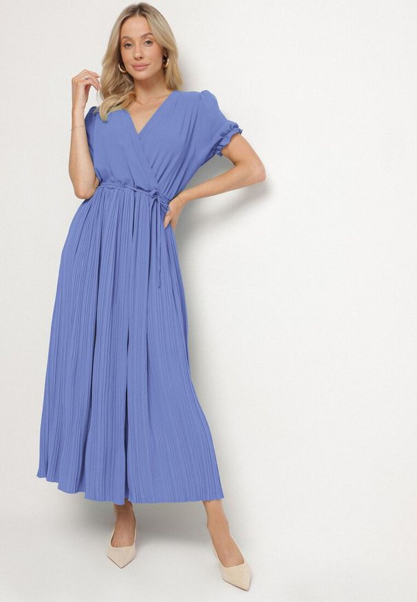 Born2be - Niebieska Kopertowa Sukienka z Bawełną i Paskiem Ivellevia. Okazja: na co dzień. Typ kołnierza: dekolt w serek. Kolor: niebieski. Materiał: bawełna. Długość rękawa: długi rękaw. Sezon: lato. Typ sukienki: kopertowe. Styl: klasyczny, casual, elegancki