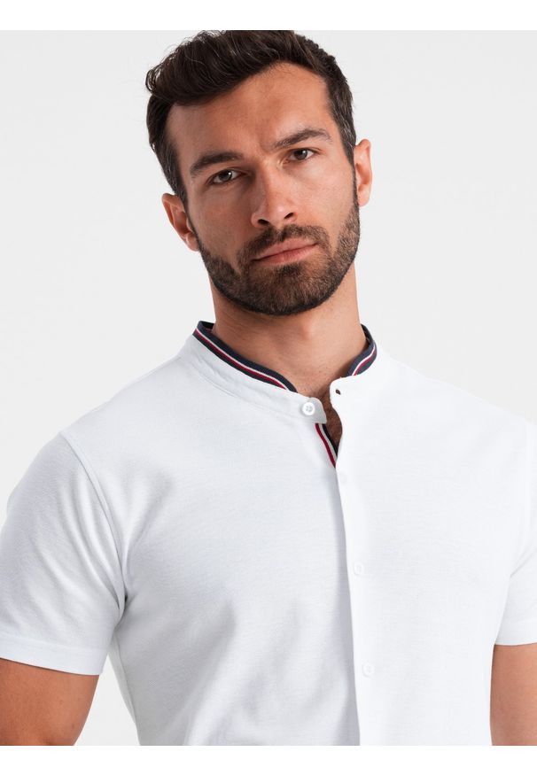 Ombre Clothing - Dzianinowa męska koszula z krótkim rękawem i kolorową stójką – biała V1. Typ kołnierza: kołnierzyk stójkowy. Kolor: biały. Materiał: dzianina. Długość rękawa: krótki rękaw. Długość: krótkie. Wzór: kolorowy. Styl: sportowy