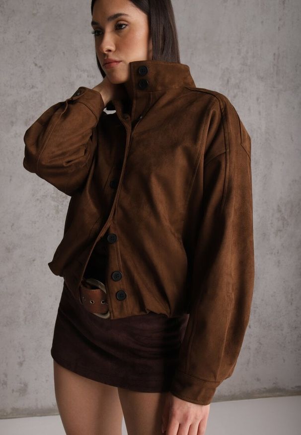 Renee - Brązowa Kurtka Bomber Jacket Ozdobiona Guzikami Quilimi. Okazja: na co dzień. Kolor: brązowy. Wzór: aplikacja. Styl: casual, elegancki