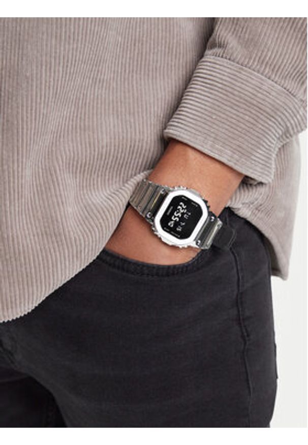 G-Shock Zegarek GM-5600YM-8ER Srebrny. Kolor: srebrny. Materiał: syntetyk