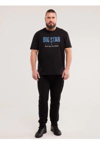 Big-Star - Koszulka męska o klasycznym kroju czarna Bruno 906. Kolor: czarny. Materiał: bawełna. Długość rękawa: krótki rękaw. Długość: krótkie. Wzór: nadruk, aplikacja, napisy. Styl: klasyczny #3