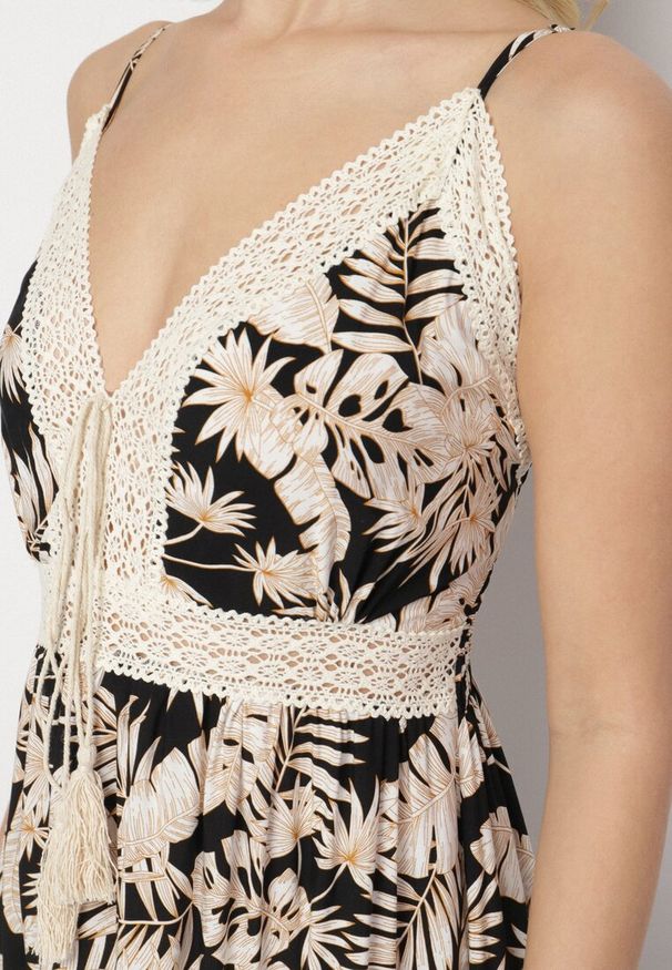 Born2be - Czarna Bawełniana Sukienka Rozkloszowana z Koronką w Tropikalny Wzór Alusela. Okazja: na co dzień. Typ kołnierza: dekolt w serek. Kolor: czarny. Materiał: bawełna, koronka. Długość rękawa: na ramiączkach. Wzór: koronka. Typ sukienki: rozkloszowane. Styl: casual, elegancki