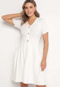 Born2be - Biała Sukienka z Wiskozy o Rozkloszowanym Kroju z Plisami i Guzikami Alusena. Okazja: na co dzień. Kolor: biały. Materiał: wiskoza. Typ sukienki: rozkloszowane. Styl: casual, elegancki #4