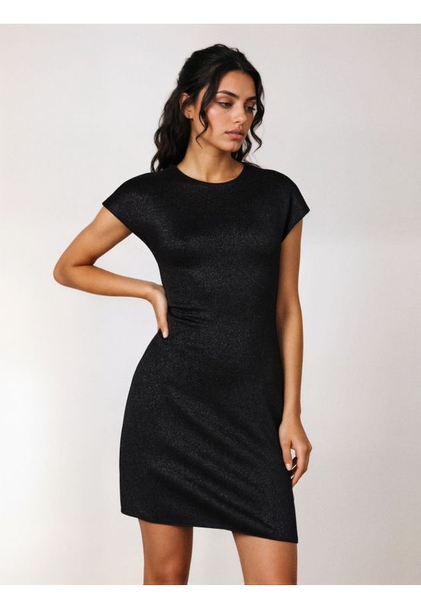 Sinsay - Sukienka mini z metalizowaną nitką - czarny. Kolor: czarny. Długość: mini