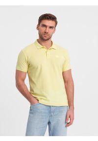 Ombre Clothing - Jednokolorowa koszulka polo męska BASIC z dzianiny pique - żółta V15. Okazja: na co dzień. Typ kołnierza: polo. Kolor: żółty. Materiał: dzianina. Wzór: haft, aplikacja, jednolity. Styl: sportowy, wizytowy, casual #2