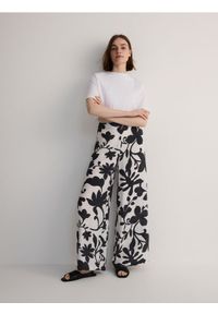 Reserved - Wzorzyste spodnie palazzo - czarny. Kolor: czarny. Materiał: wiskoza, tkanina #1