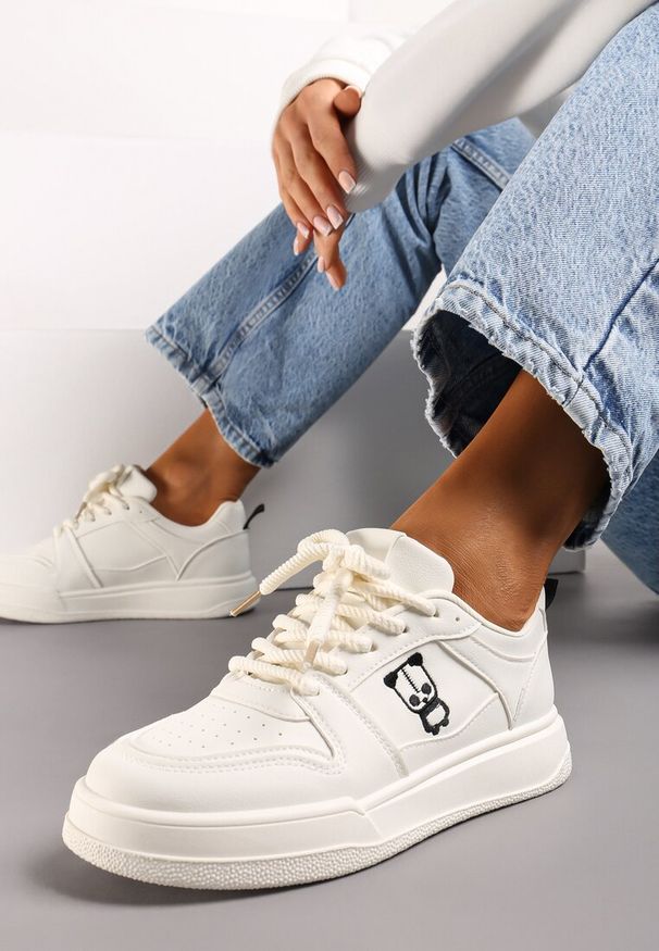 Born2be - Beżowe Sneakersy z Ozdobnym Nadrukiem i Delikatną Perforacją Bleordia. Nosek buta: okrągły. Zapięcie: sznurówki. Kolor: beżowy. Materiał: materiał. Wzór: nadruk. Obcas: na obcasie. Wysokość obcasa: niski