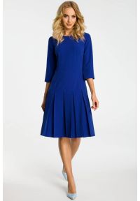 MOE - Elegancka sukienka z obniżoną talią i kontrafałdami chabrowa. Okazja: do pracy. Kolor: niebieski. Typ sukienki: trapezowe. Styl: elegancki #1