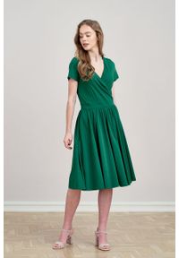 Marie Zélie - Sukienka Larissa ciemnozielona krótki rękaw. Kolor: zielony. Materiał: dzianina. Długość rękawa: krótki rękaw. Typ sukienki: kopertowe #1