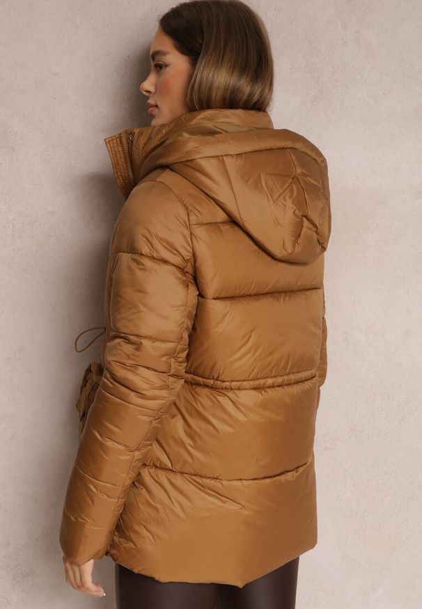 Renee - Brązowa Kurtka Pikowana Ściągana w Talii Althomene. Okazja: na co dzień. Kolor: brązowy. Długość rękawa: długi rękaw. Długość: długie. Styl: casual